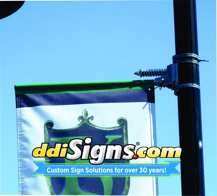 DDI Signs pole spring banner bracket close up